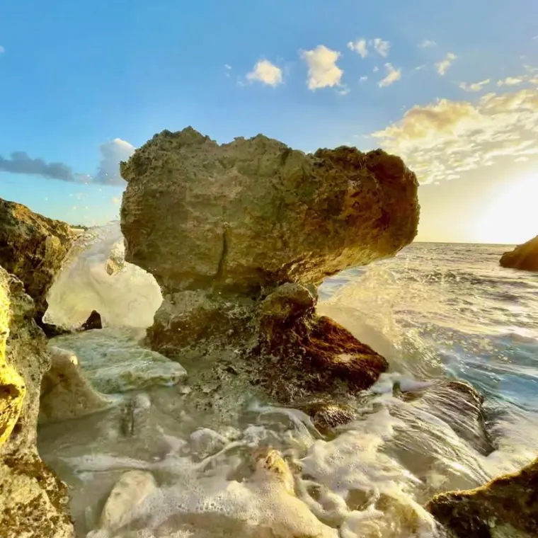 Rochers et vagues sur la côte de Baie aux Prunes par houle