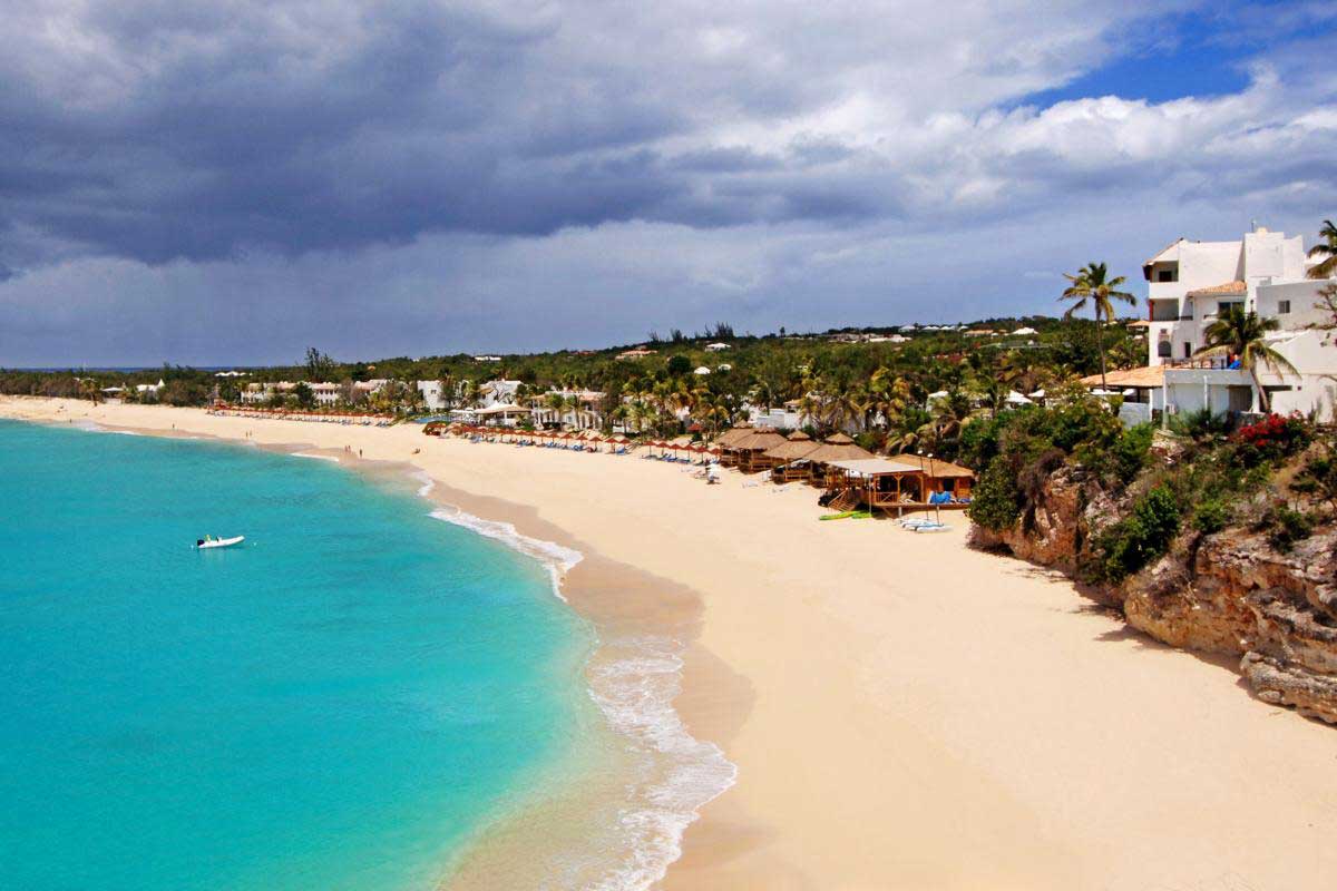 Sable fin et eaux cristallines de Baie Longue