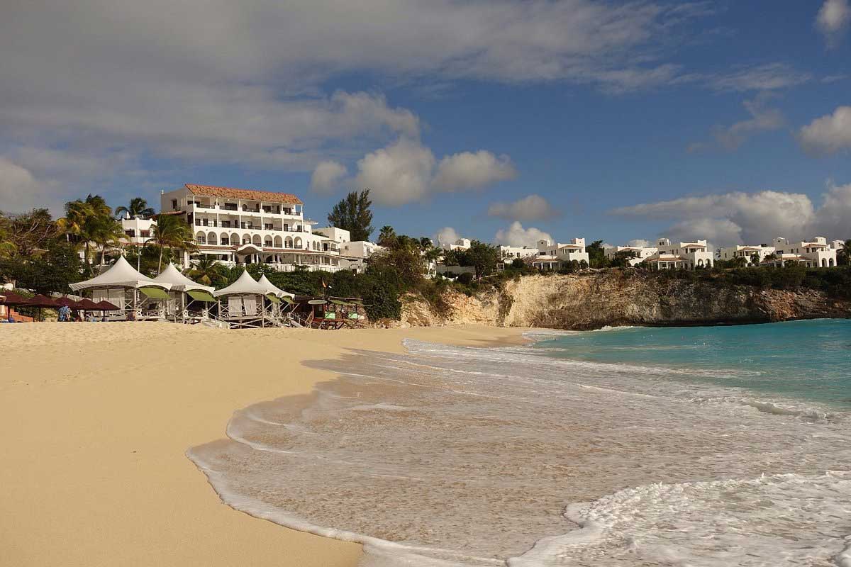 Végétation tropicale bordant la plage de Baie Longue