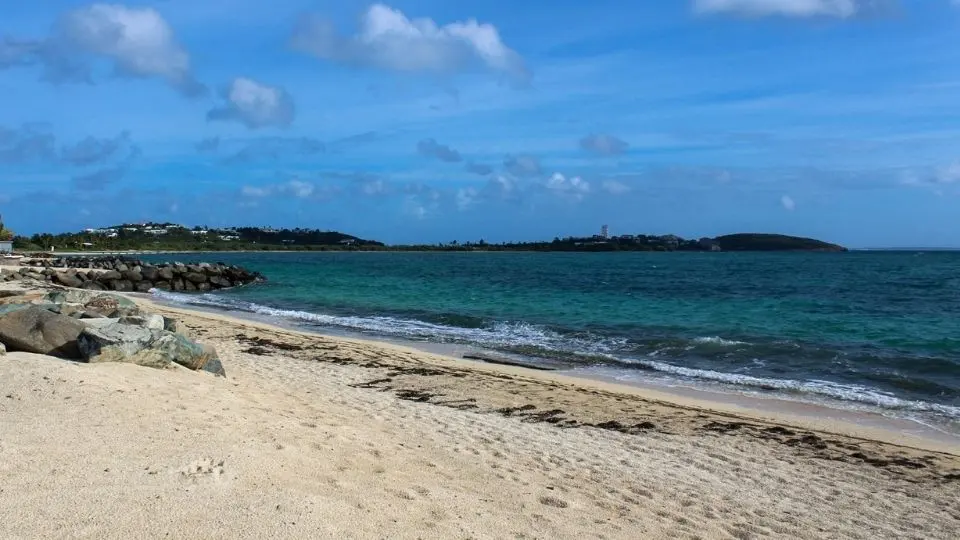 Rivage de Baie Nettlé côté mer des Caraïbes à Saint-Martin