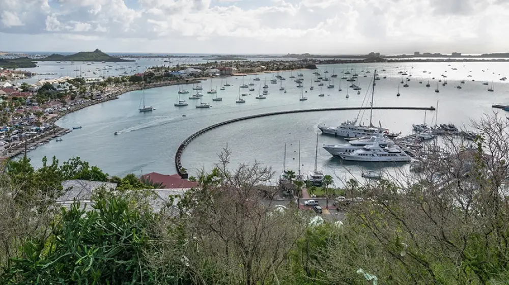 Vue sur le lagon et les bateaux depuis le secteur de Baie Nettlé