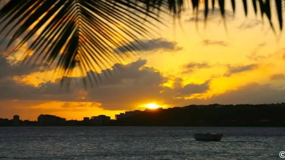 Coucher de soleil sur Baie Nettlé et le lagon de Saint-Martin