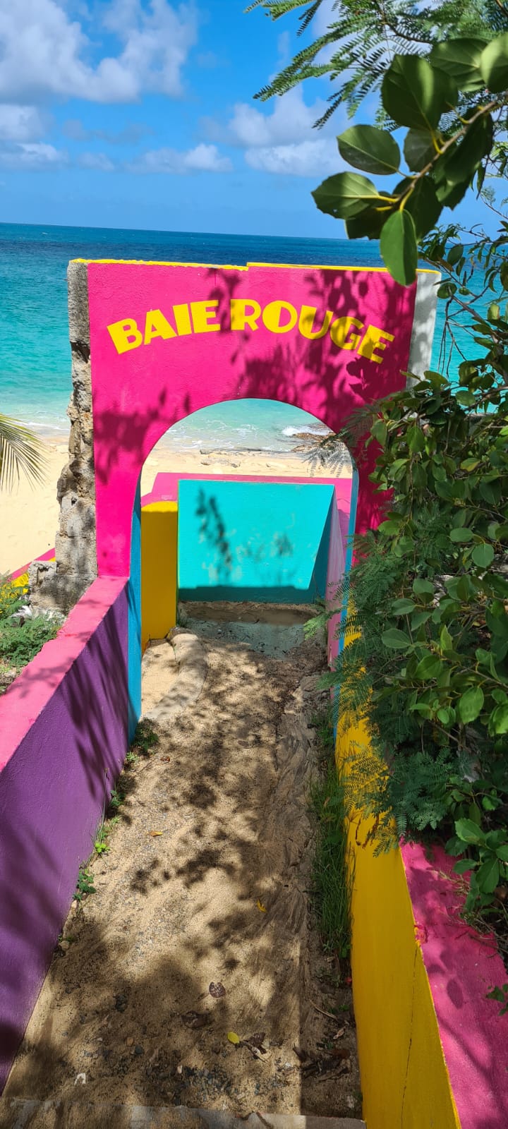 Escalier peint menant à la plage de Baie Rouge