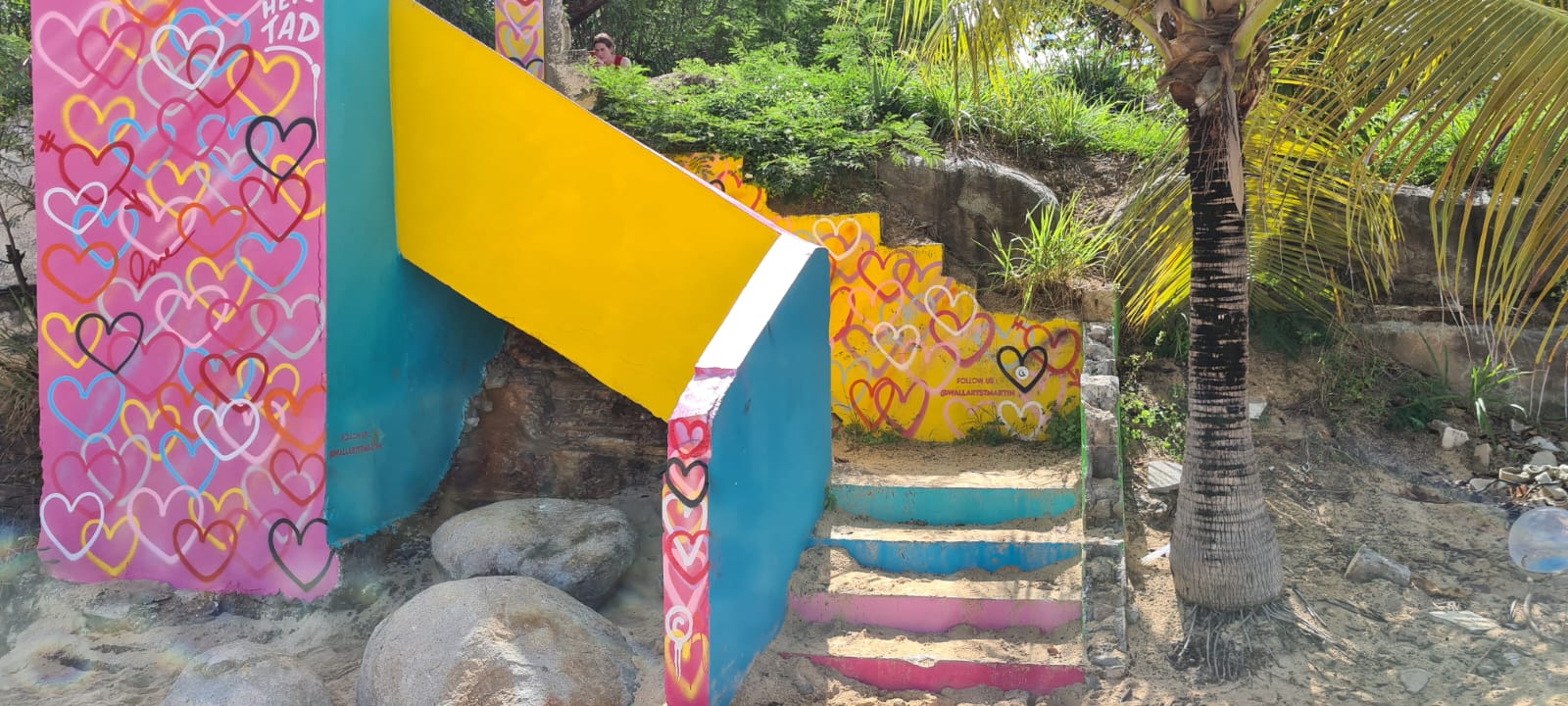 Coucher de soleil sur la plage sauvage de Baie Rouge