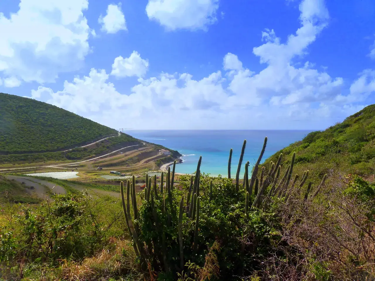 Paysage rocheux et cactus de la côte ouest de Sint Maarten avec vue sur la mer turquoise
