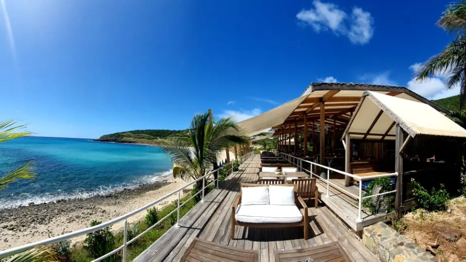 Restaurant de plage à Indigo Bay avec vue sur Cay Bay