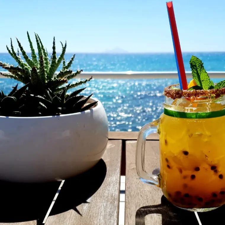 Cocktail face à la mer au restaurant de Cay Bay