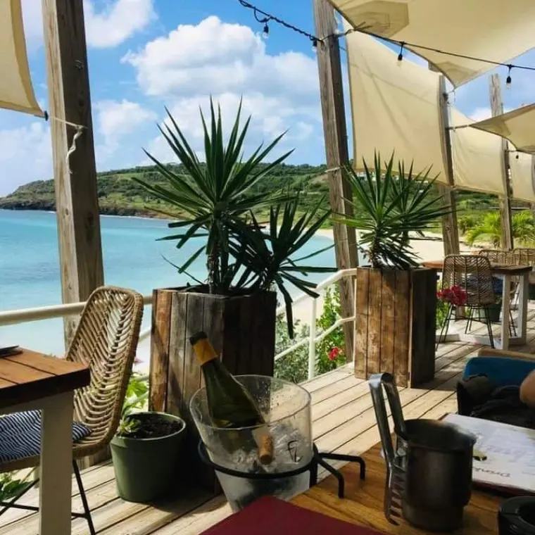 Terrasse du restaurant Indigo Beach en bord de mer à Cay Bay