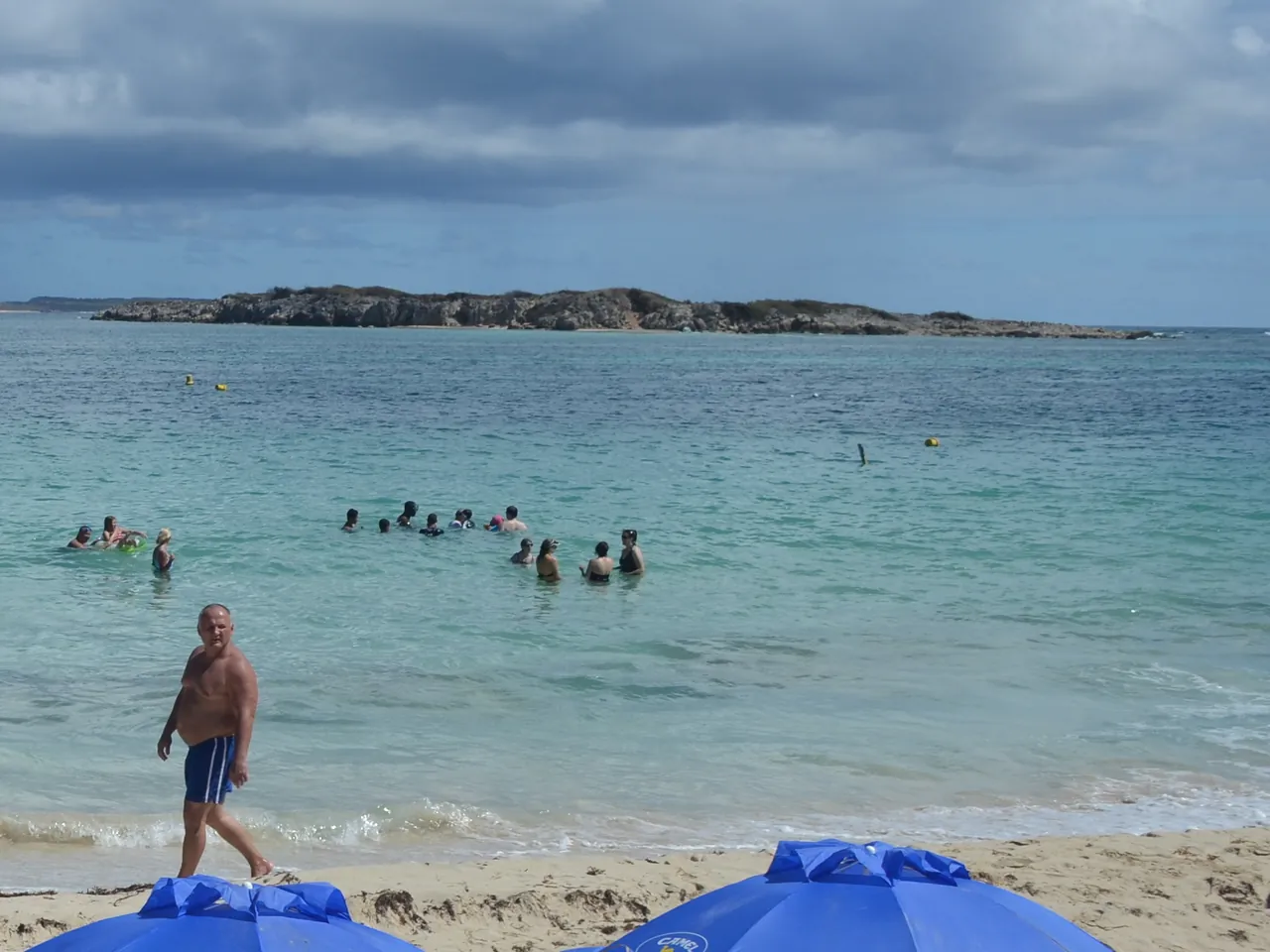 Groupe de baigneurs et snorkelers face à Caye Verte depuis la Baie Orientale à Saint-Martin