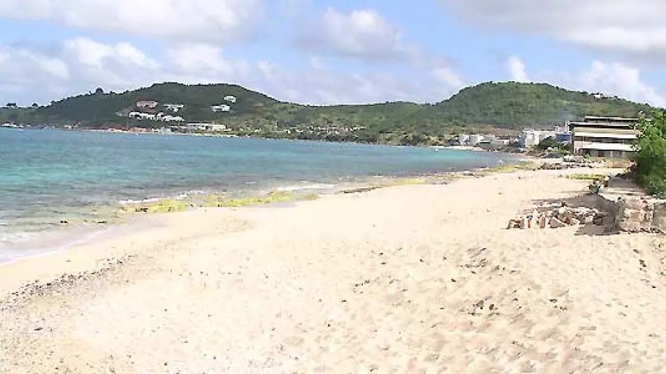 Plage urbaine de Galisbay près du port de Marigot