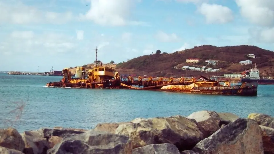 Rochers et activité portuaire sur le front de mer de Galisbay