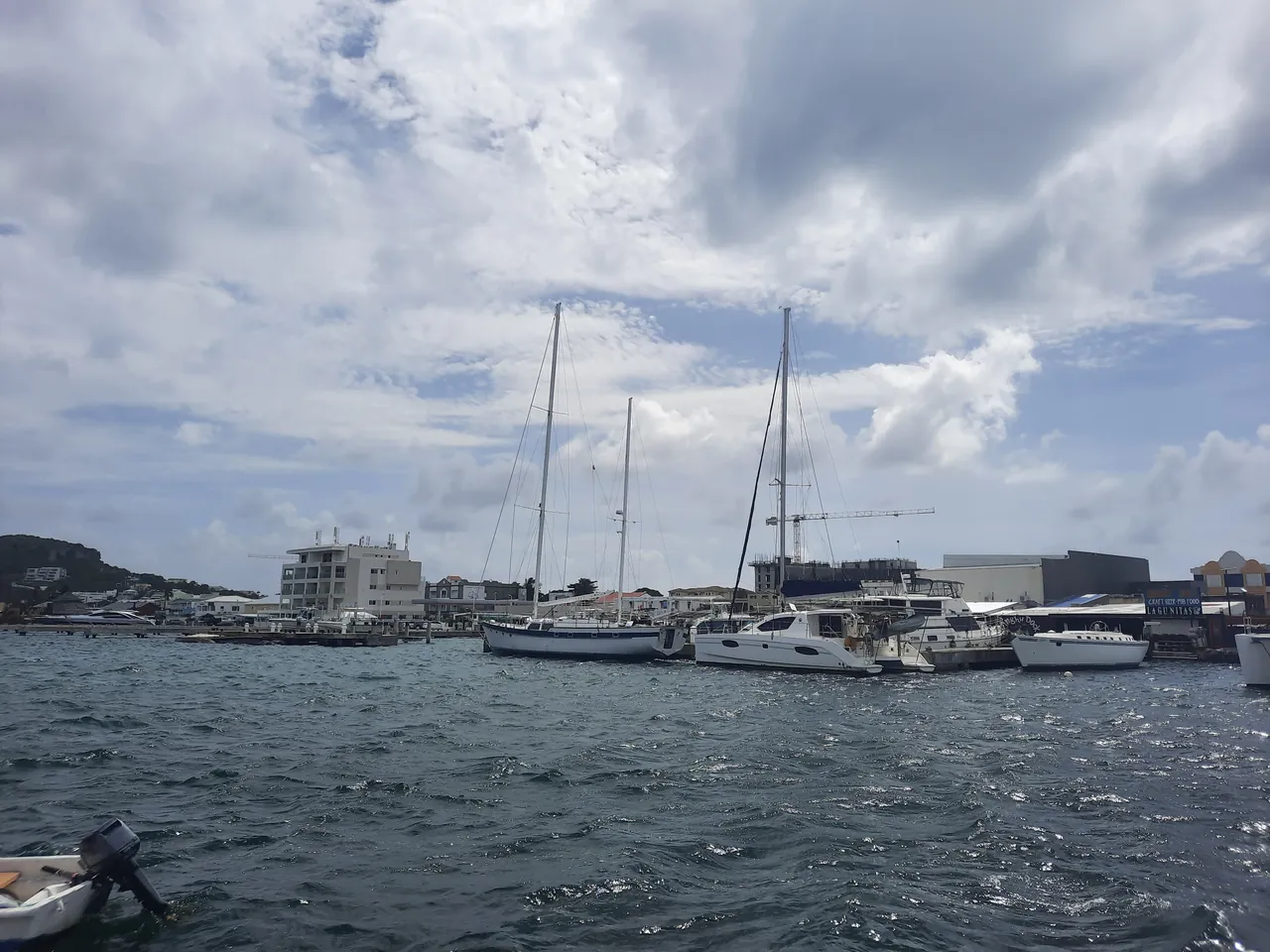 Voiliers et catamarans au mouillage dans le Simpson Bay Lagoon côté Saint-Martin