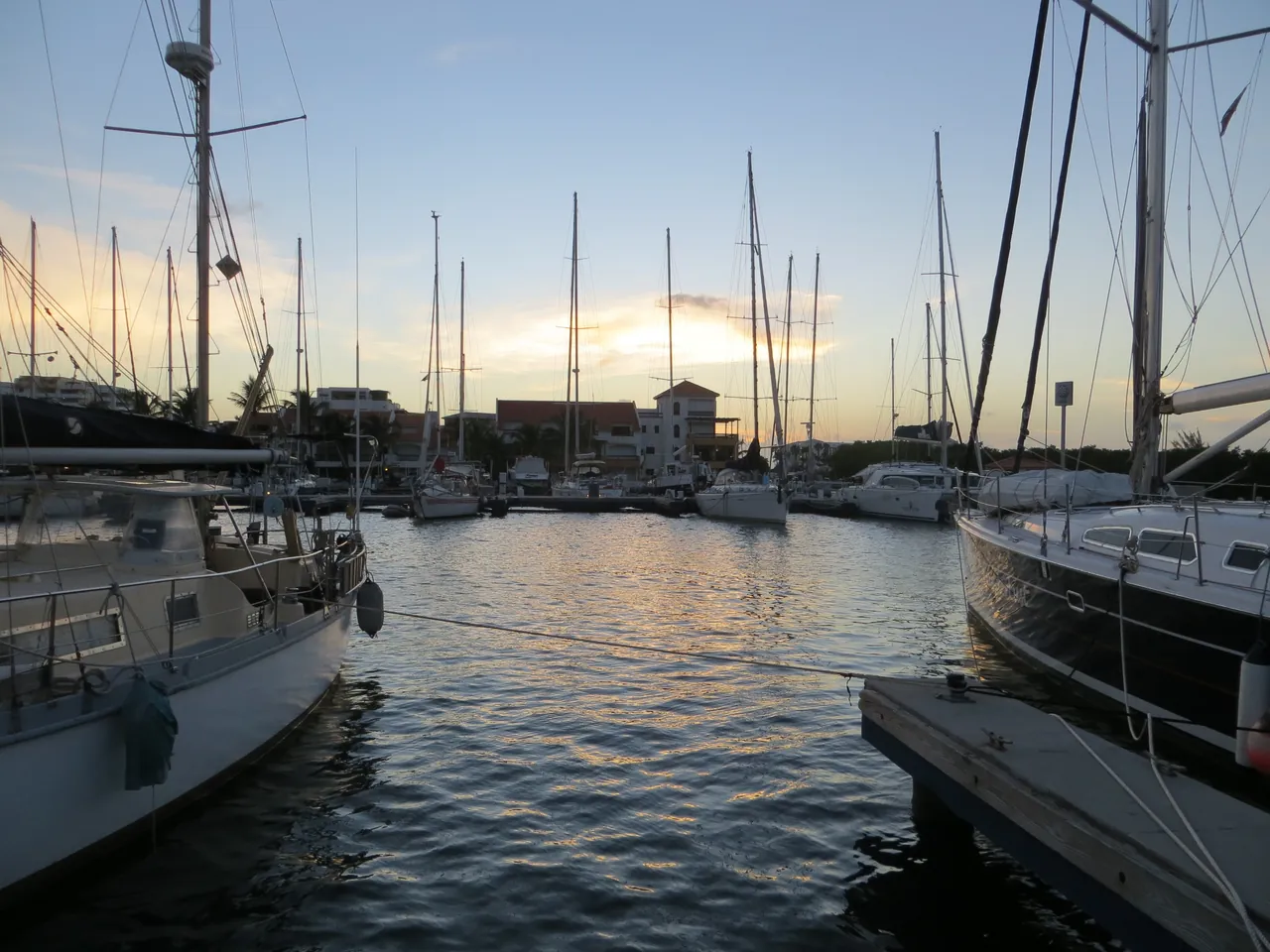 Marina du lagon de Saint-Martin au coucher du soleil avec voiliers à quai