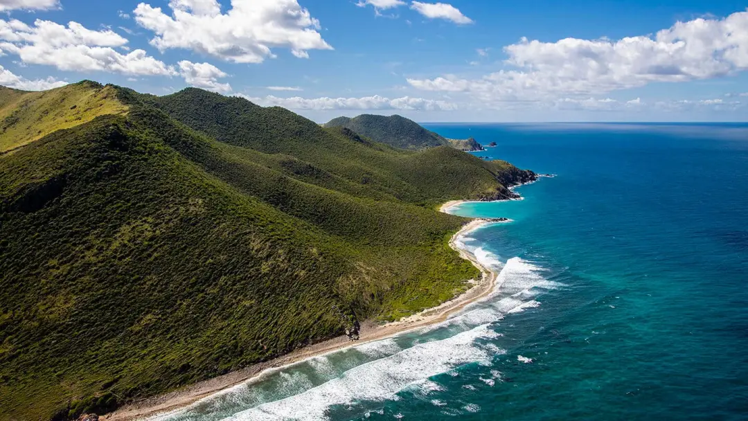 Littoral sauvage de Grandes Cayes vu depuis les hauteurs de Saint-Martin