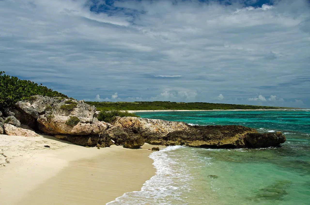 Côte est rocheuse de Saint-Martin avec eau cristalline, ambiance similaire à Guana Bay