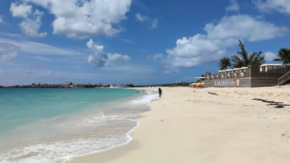 Rivage calme de Kim Sha Beach sur la baie de Simpson