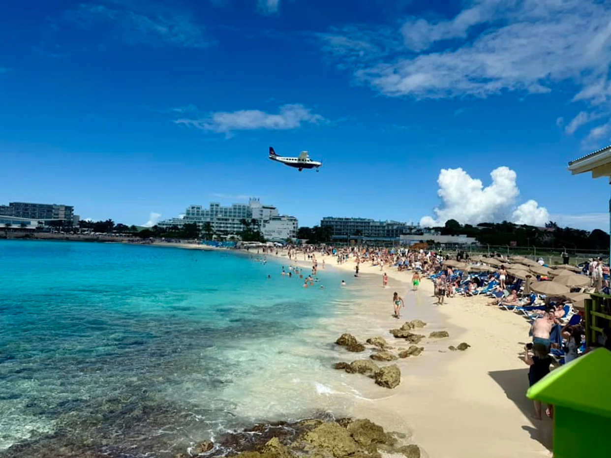 Les baigneurs observent un avion passer au-dessus de Maho Beach