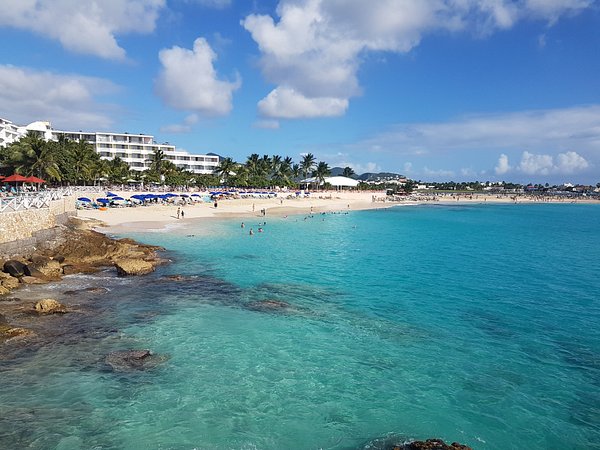Vue sur la plage de Maho et la piste de l'aéroport Princess Juliana
