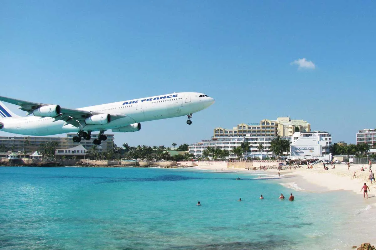 Ambiance festive au Sunset Bar de Maho Beach