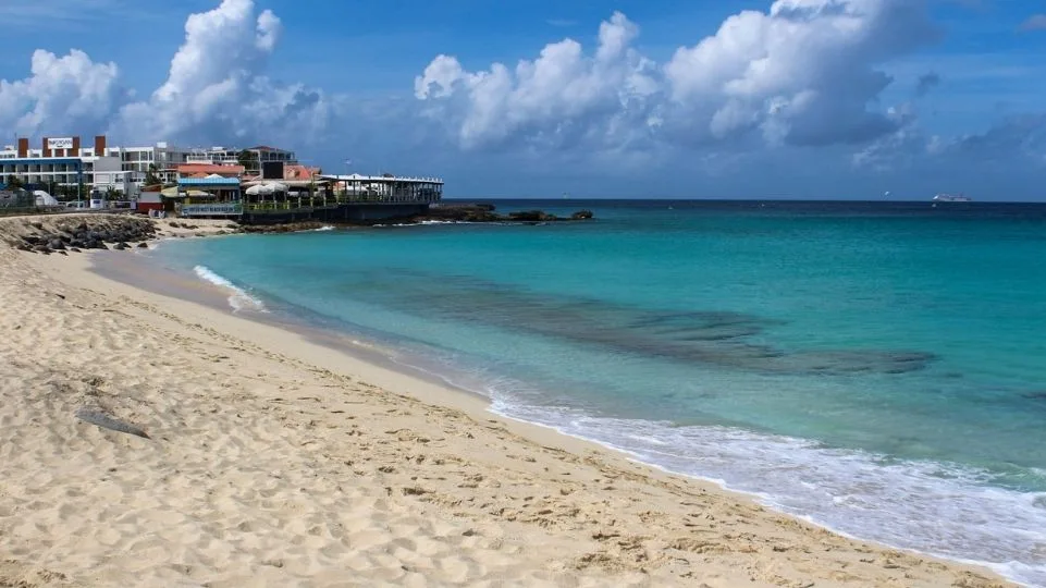 Coucher de soleil sur Maho Beach avec un avion en approche