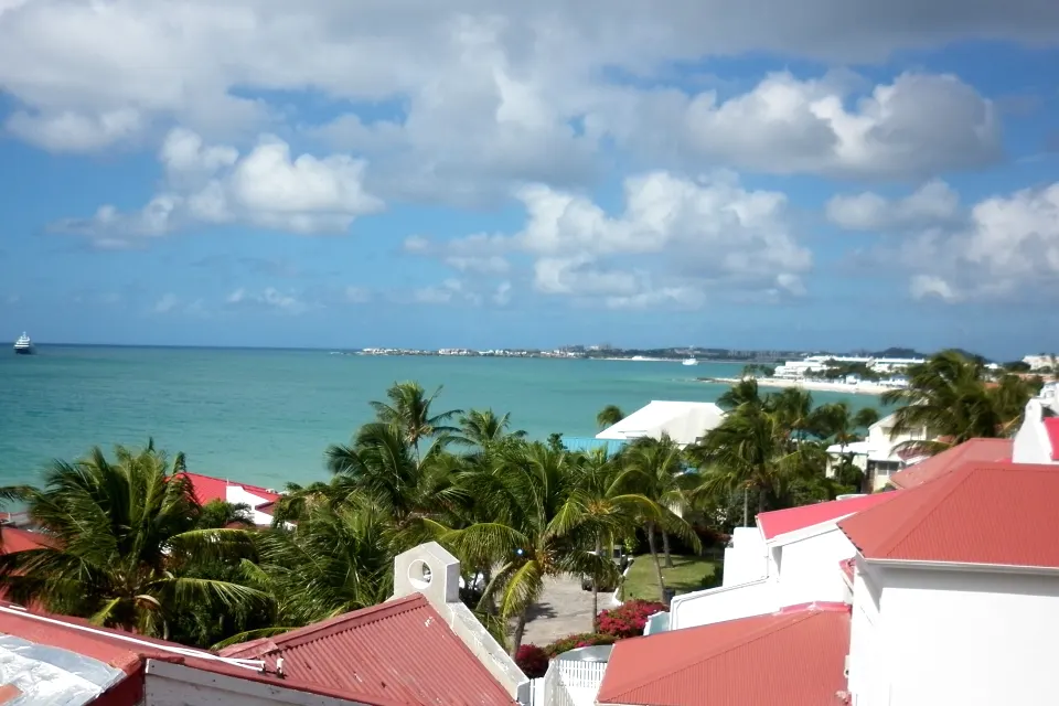 Toits de resort et eau turquoise dans le secteur de Pelican Key Beach