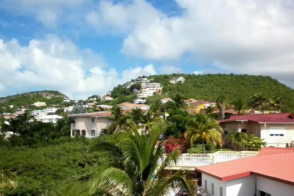 Résidences et collines au-dessus de la plage de Pelican Key à Sint Maarten