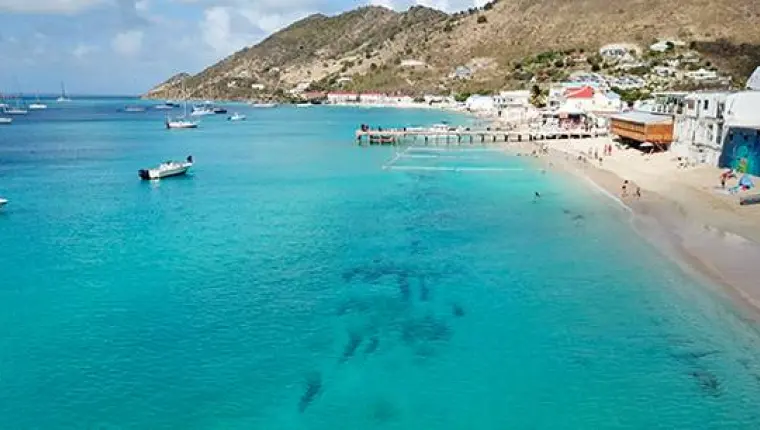 Vue de Grand Case et du littoral depuis Petite Plage
