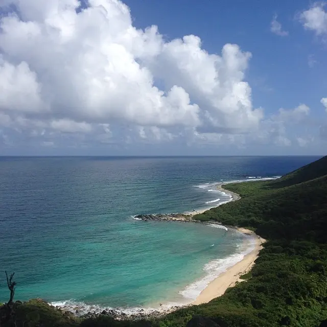 Vue panoramique sur la baie de Petites Cayes depuis le sentier
