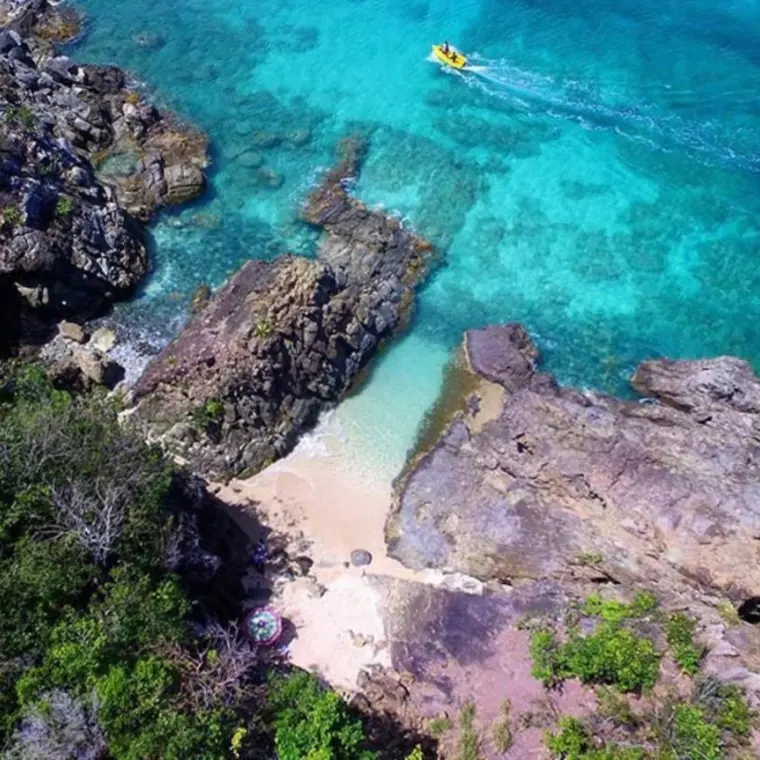 Crique rocheuse de la Plage des Amoureux entre Galisbay et Friar's Bay