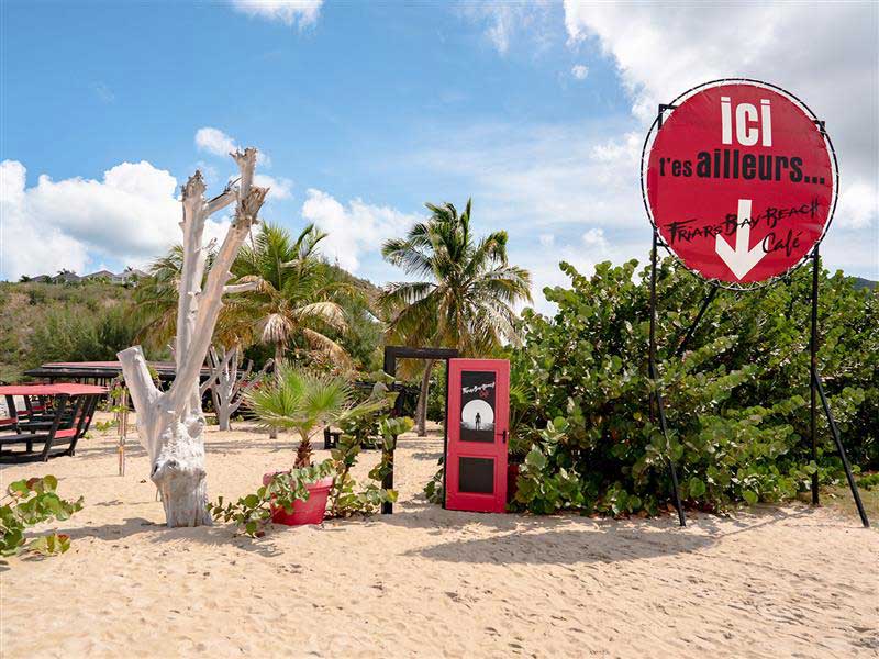 La crique de Friar's Bay entourée de collines