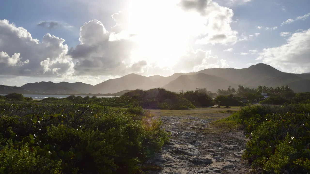 Sentier de la Réserve Naturelle de Saint-Martin au coucher du soleil, ambiance de l'Îlet Pinel