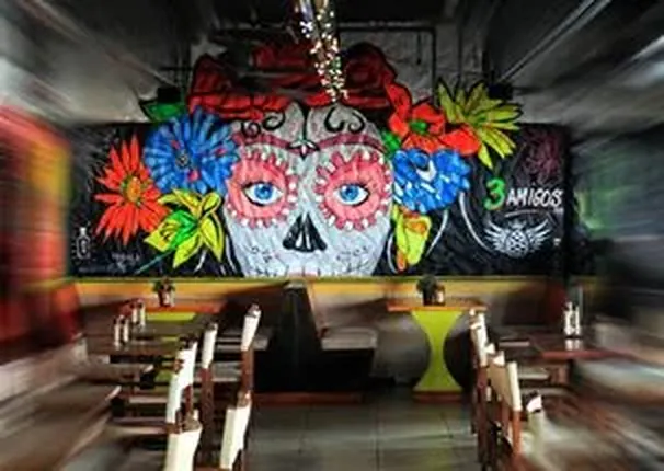 Bar et fresques mexicaines colorées de 3 Amigos à Maho