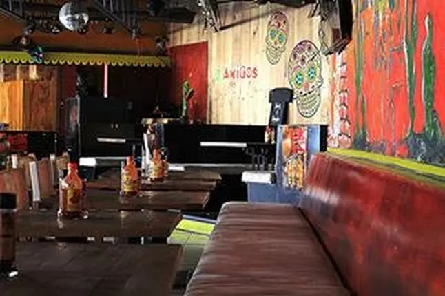 Banquettes rouges et déco Day of the Dead du sports bar 3 Amigos à Maho