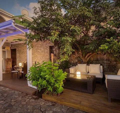 Entrée et terrasse en bois du 978 Sanctorum avec arbre tropical et banquettes lounge