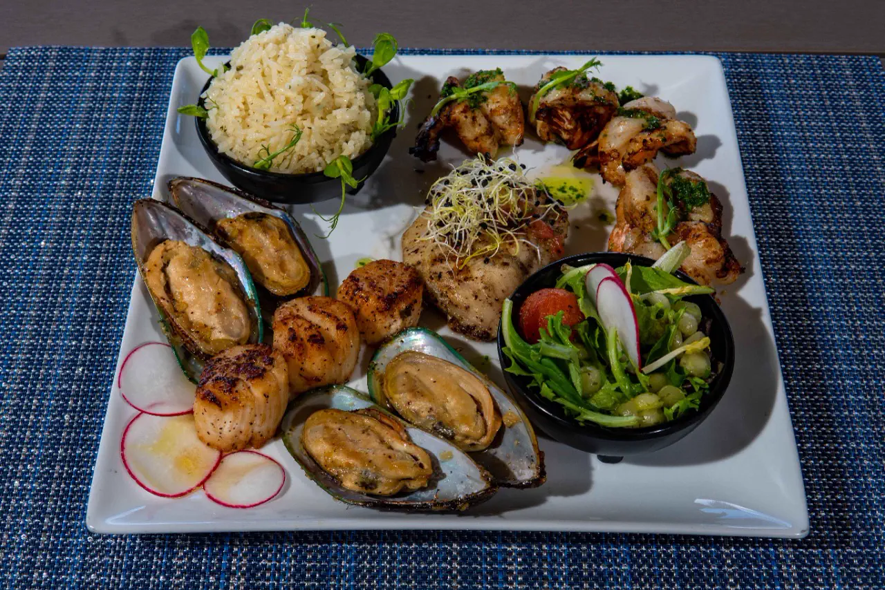 Astra - Assiette seafood avec coquillages, poisson et riz à Simpson Bay