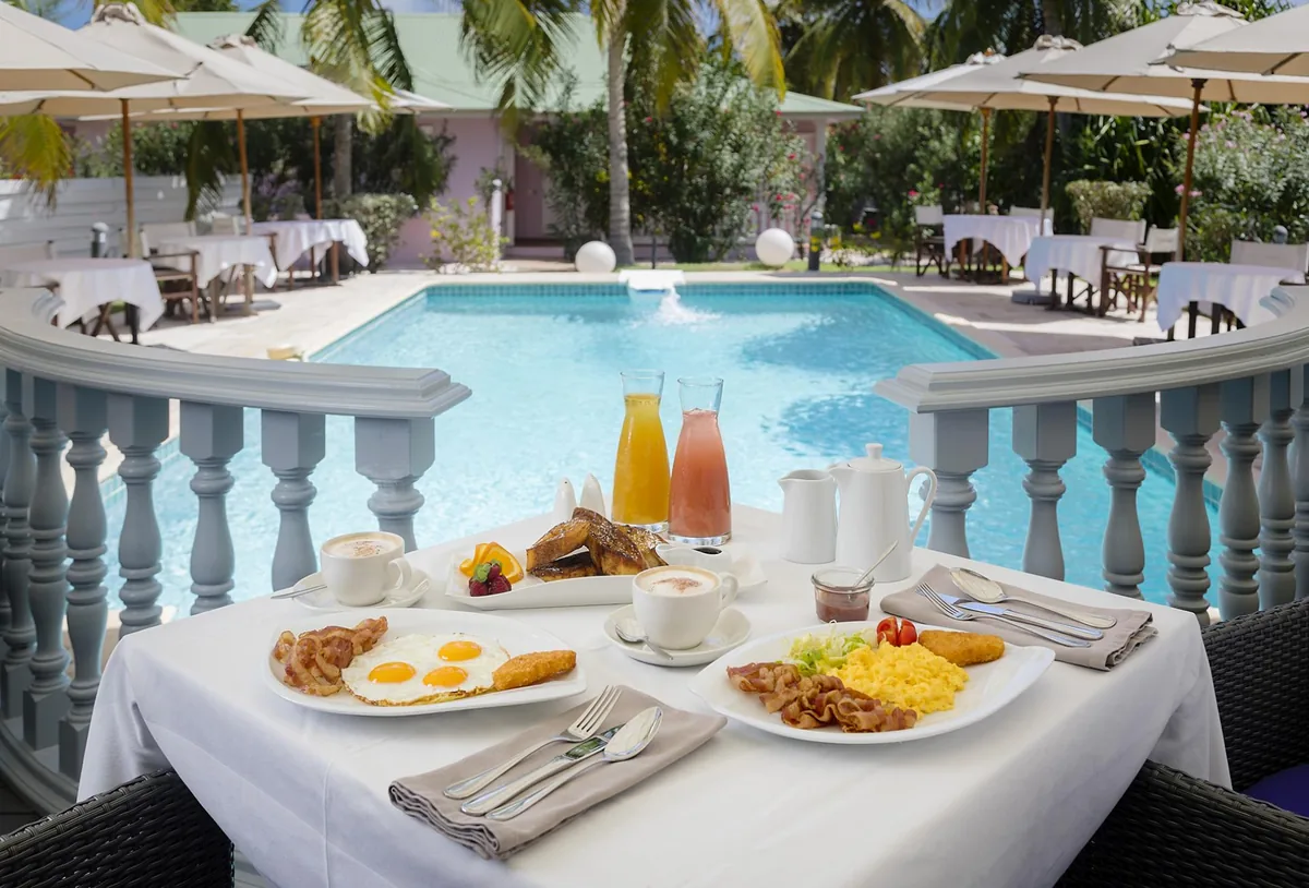Petit-déjeuner servi au bord de la piscine de l'Esmeralda Resort à L'Astrolabe
