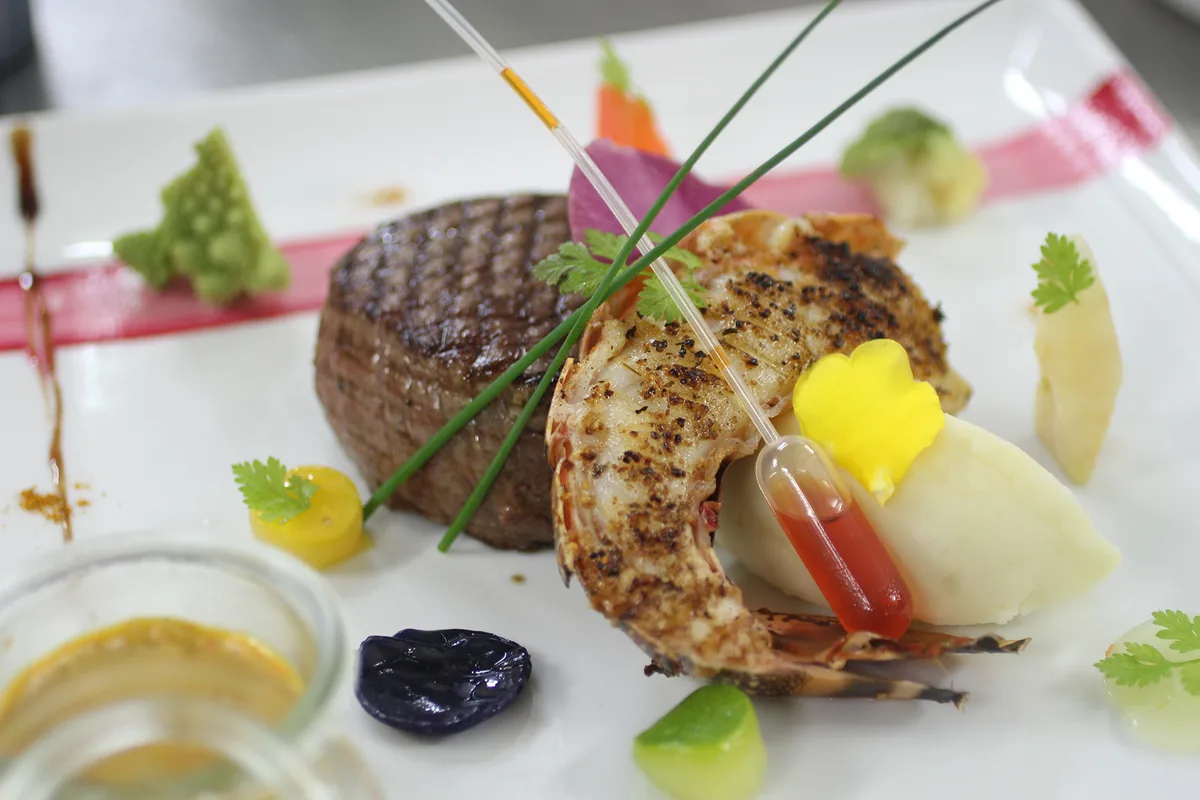 Filet de bœuf et demi-langouste grillée, plat surf and turf signature de L'Astrolabe