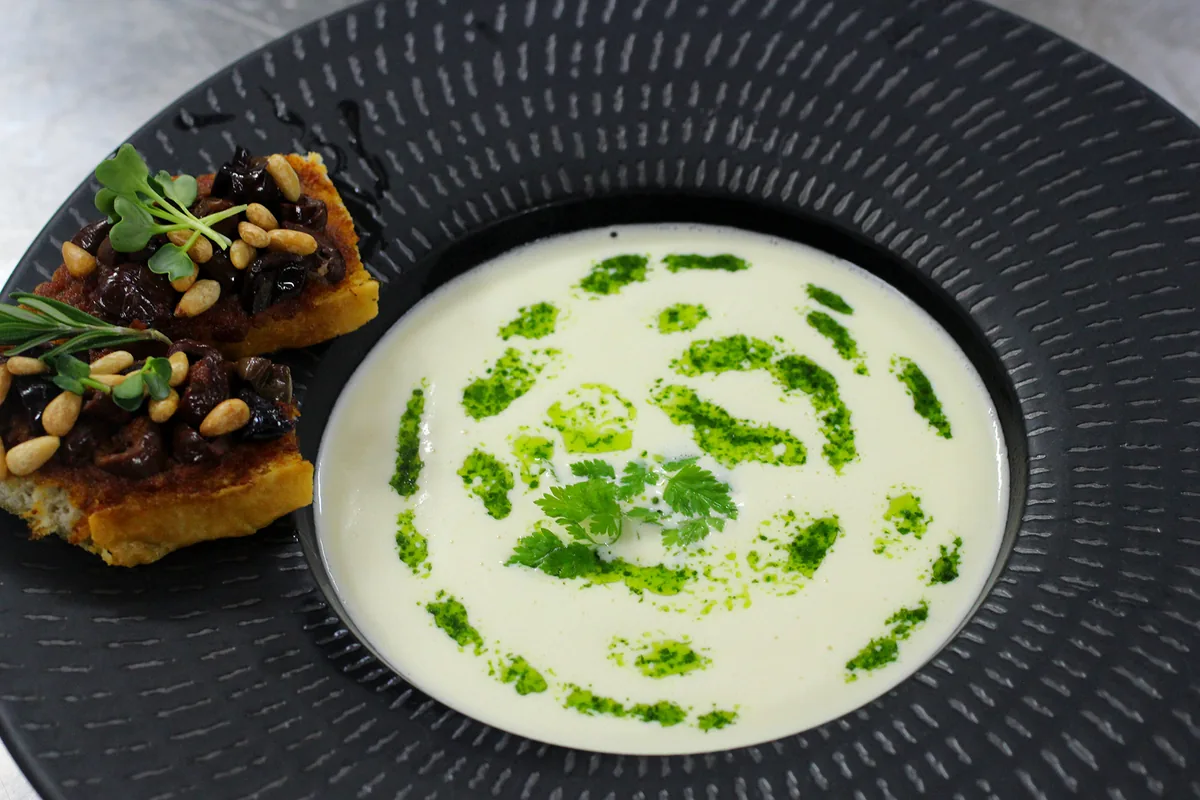 Crème de chou-fleur, croûton aux champignons et huile aux herbes en entrée à L'Astrolabe