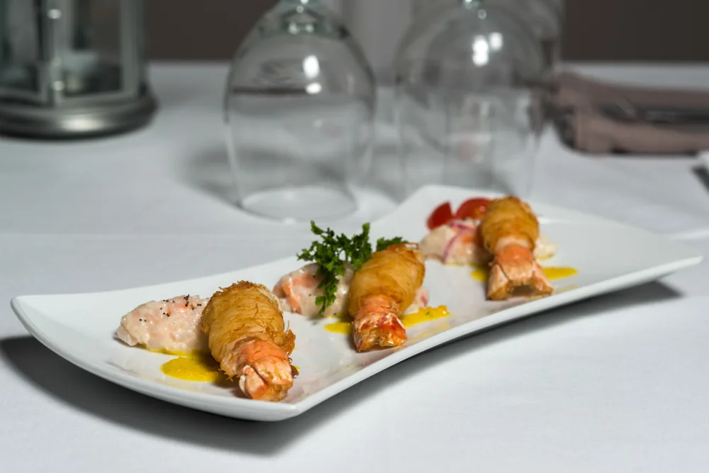 Crevettes en croûte de kataïfi servies à L'Astrolabe sur nappe blanche