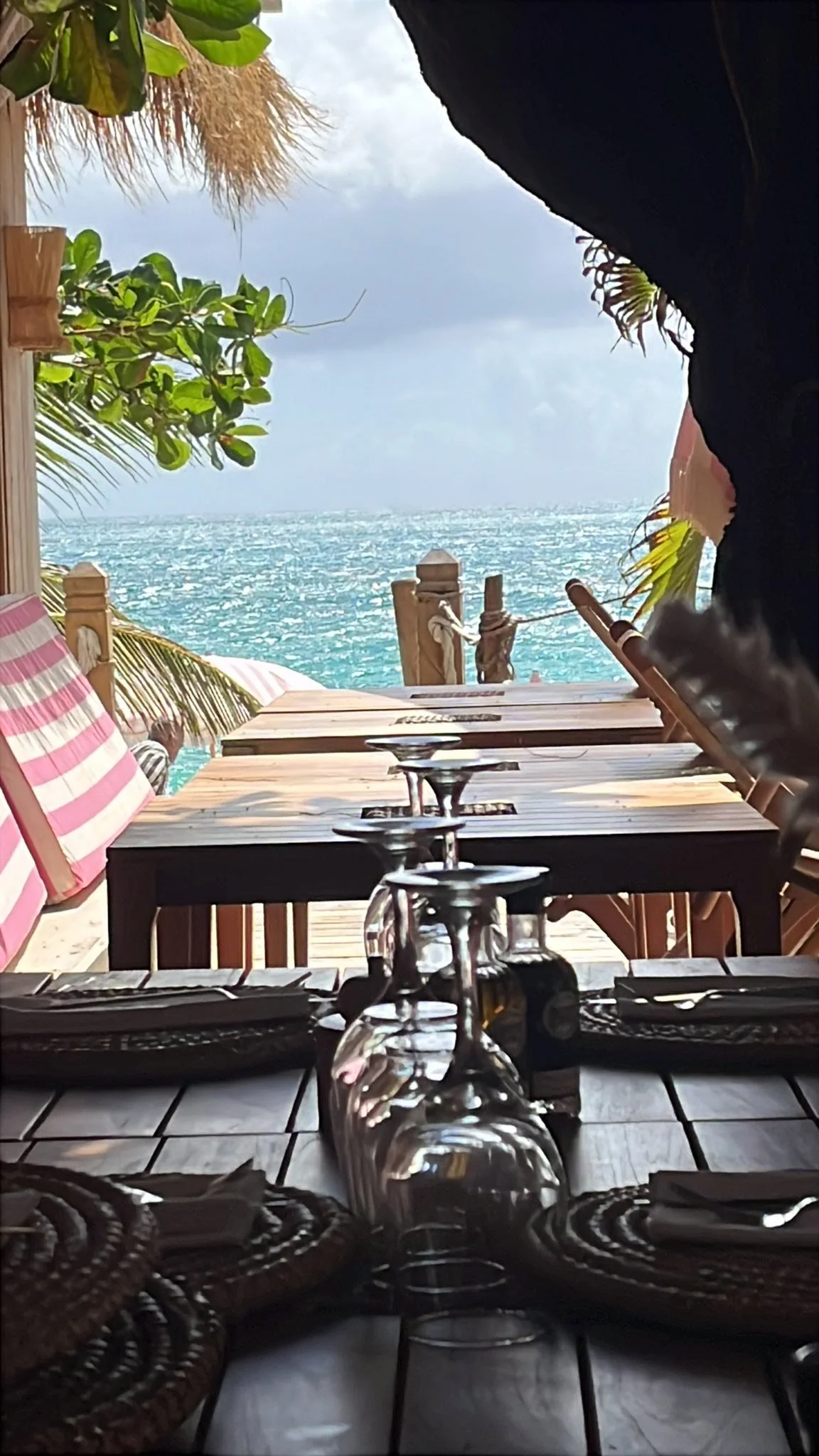 Vue mer depuis la salle de Babacool : tables en bois ouvertes sur la plage de Simpson Bay