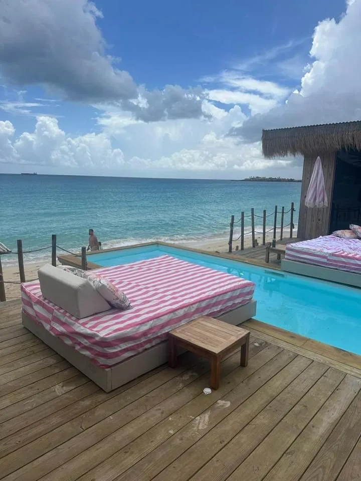 Lit à baldaquin et piscine bord de mer de Babacool, ambiance beach club bohème