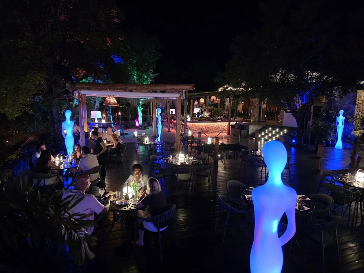 Bamboo House SXM à Cole Bay - terrasse de nuit avec sculptures bleutées et tables dressées