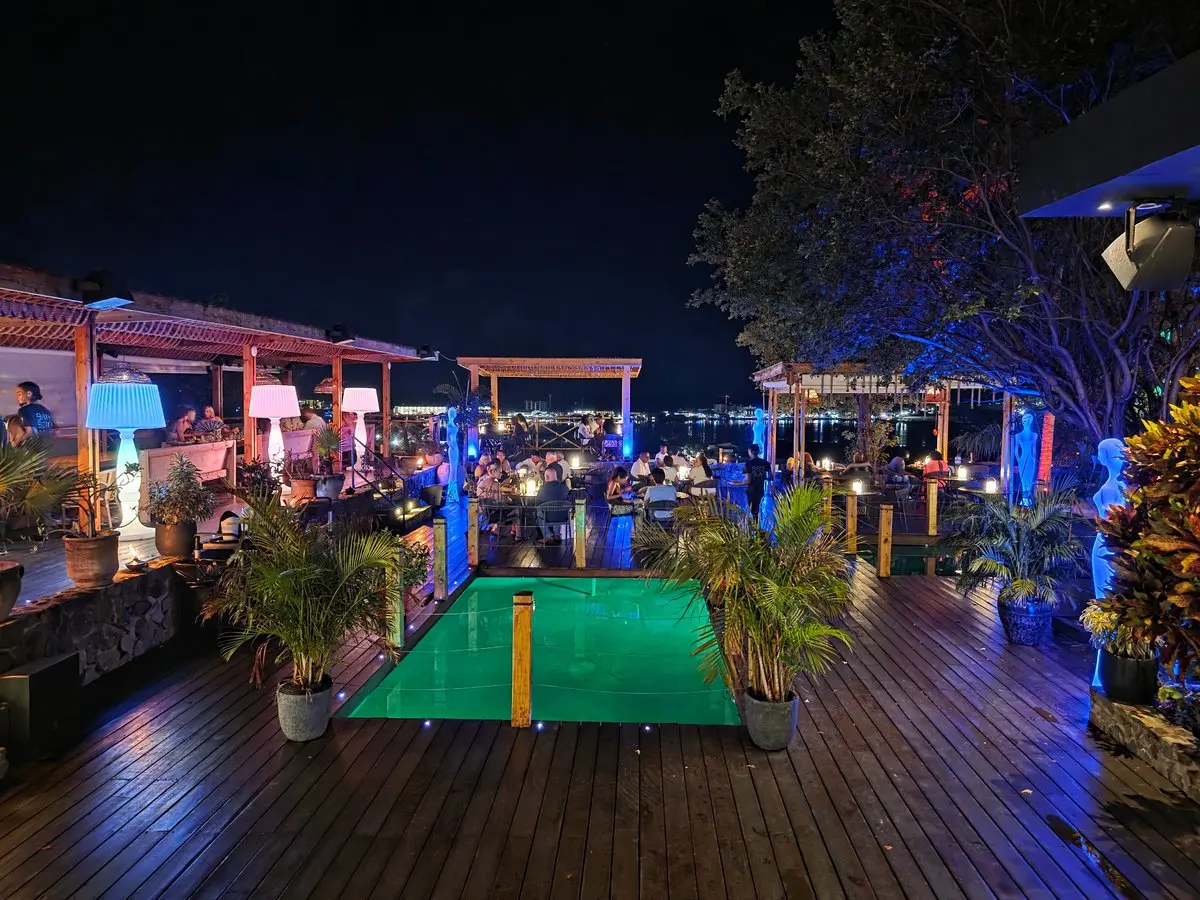 Bamboo House SXM - vue d'ensemble du deck en bois et de la terrasse lounge