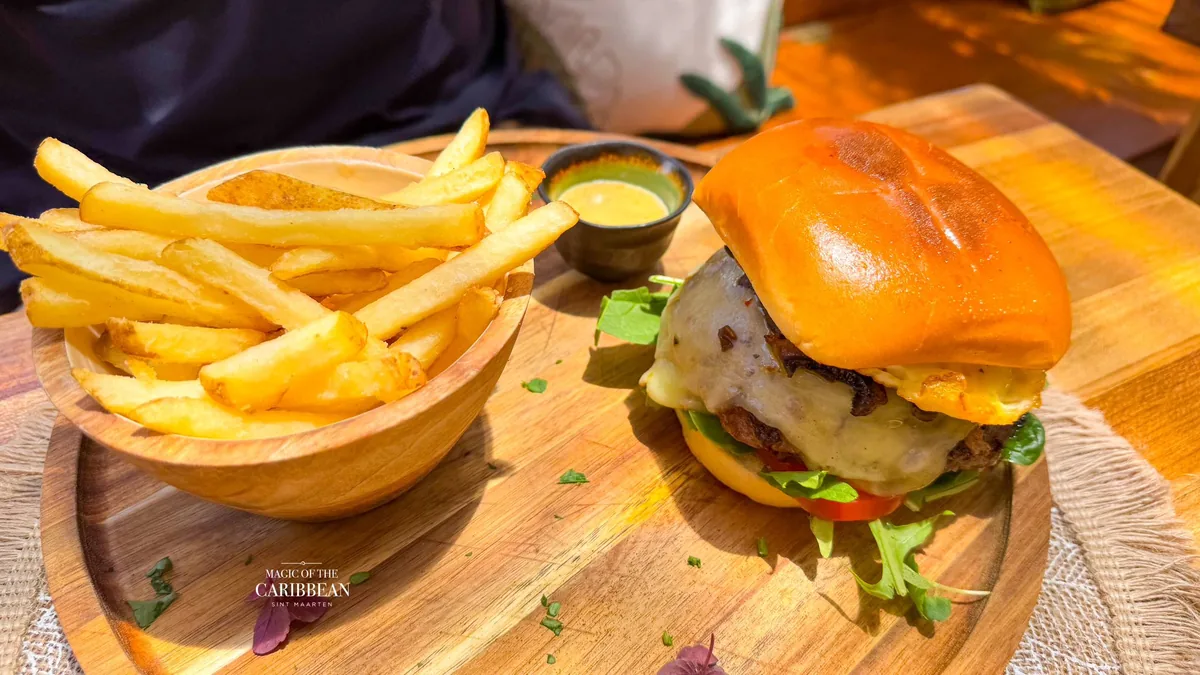 Smash burger de Baratié SXM avec frites maison et sauce moutarde miel
