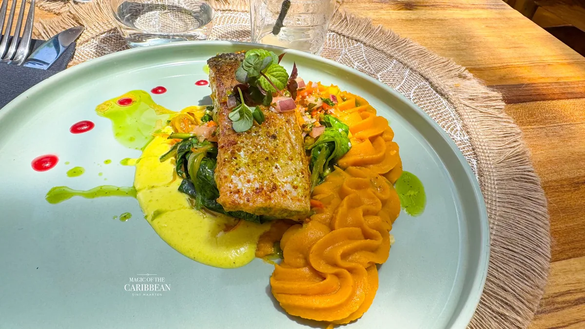 Plat de poisson du jour avec purée de patate douce servi au déjeuner à Baratié SXM