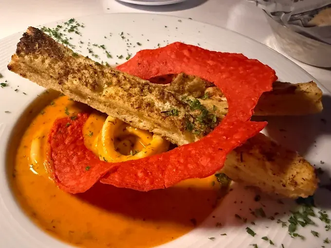 Big Fish Seafood Grill - plat de poisson grillé avec sauce et tuile croustillante