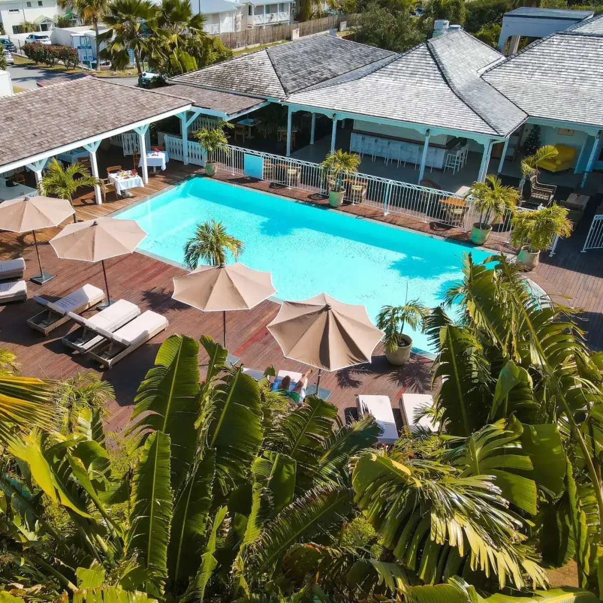 Bikini Beach - piscine entourée de transats vue aérienne du beach club
