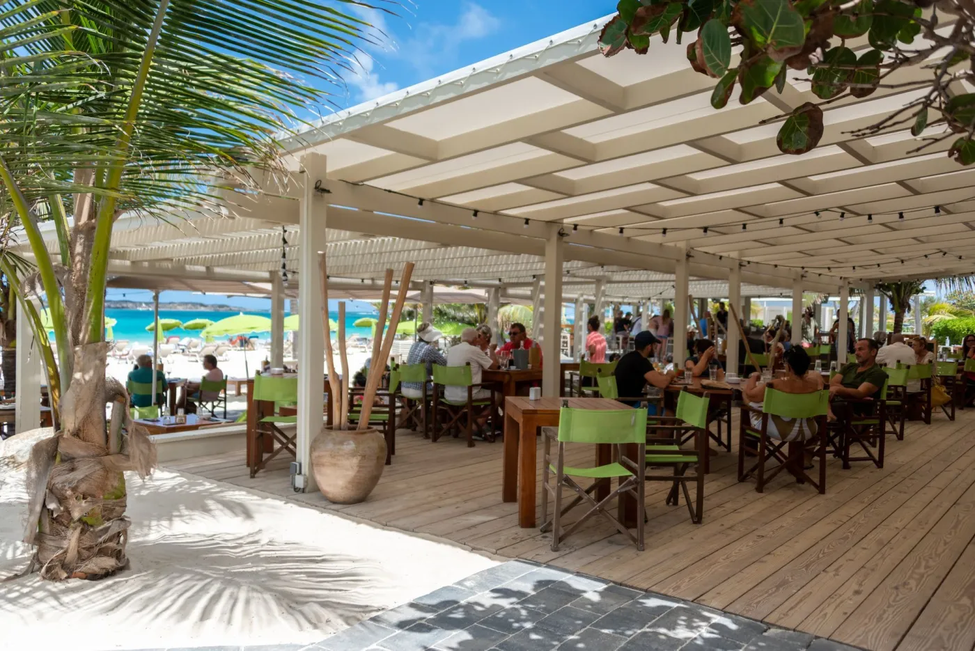 Bikini Beach - salle de restaurant ouverte sur la plage de la Baie Orientale