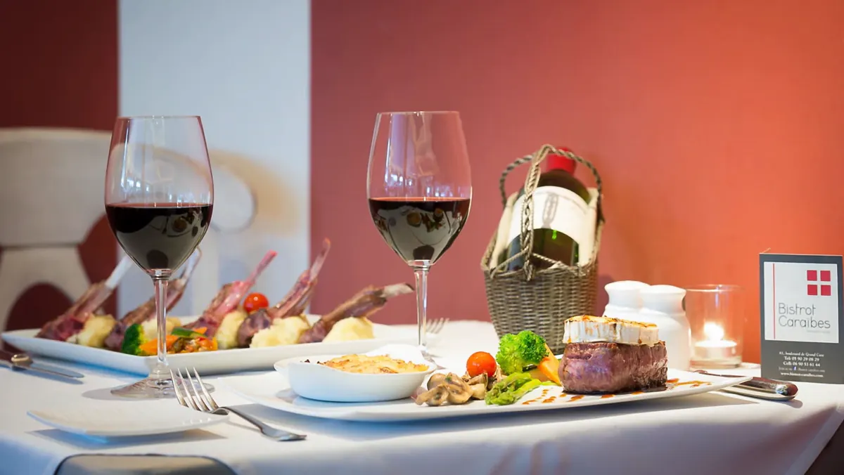 Bistrot Caraïbes - Table française avec plats raffinés et vins à Grand Case