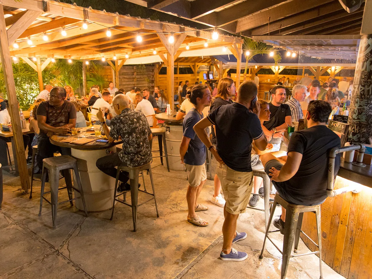 Terrasse extérieure de Blue Martini à Grand Case avec tables dressées et guirlandes lumineuses